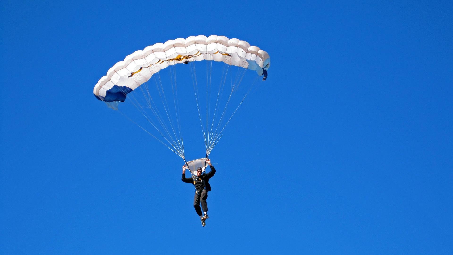 特斯·冯·迪克：从中场起手，常常为南非队创造快节奏的进攻机会